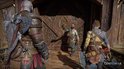 Kratos en Atreus staan voor een houten deur, terwijl een man in gouden harnas naar hen wijst.