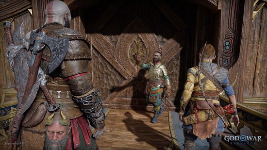 Kratos en Atreus staan voor een houten deur, terwijl een man in gouden harnas naar hen wijst.