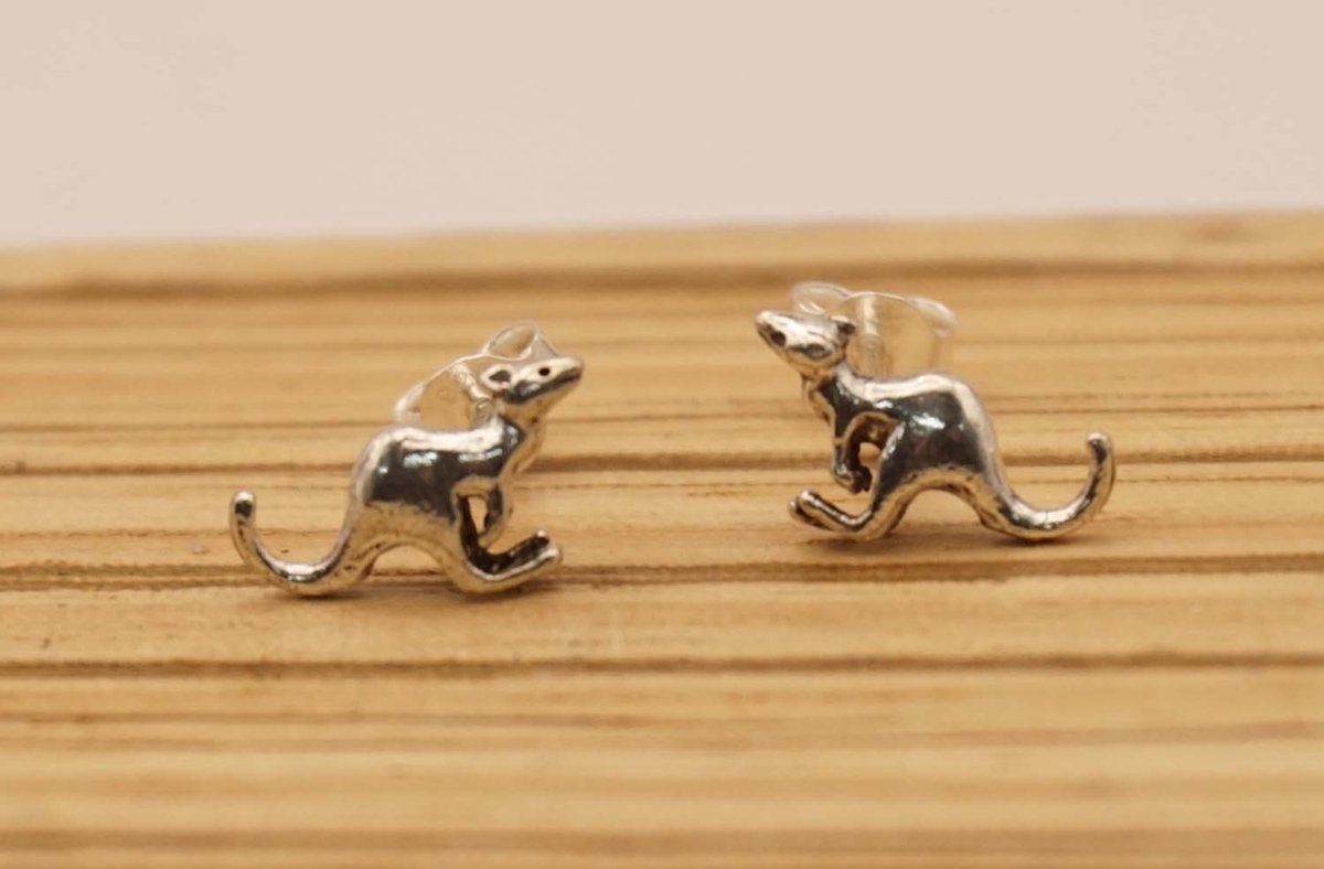 Sterling zilveren oorknoppen kangoeroes - kleine zillveren oorstekers kangoeroe - dieren oorknopjes gemaakt van 925 zilver - zilveren oorbellen van wallaby - mooie Australie dieren oorknoppen van zilver