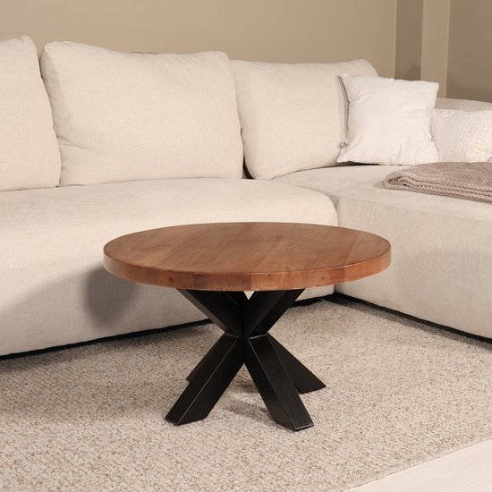 Ronde salontafel met een walnootkleurig mangohouten tafelblad en een zwart metalen kruisvormig onderstel.