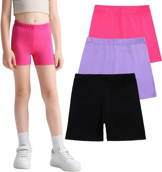 Een meisje draagt een roze fietsbroek, met nog twee fietsbroeken in roze en paars op de achtergrond.
