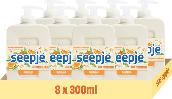 Acht flessen Seepje handzeep met sinaasappelgeur. De dispensers zijn wit, de etiketten wit met oranje en gele accenten en afbeeldingen van sinaasappels en bloemen. "8 x 300ml" is zichtbaar.