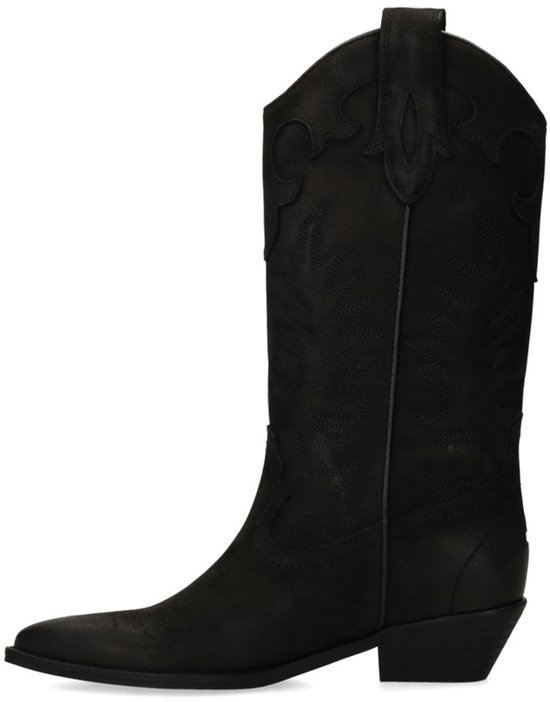 Zwarte nubuck cowboylaars met sierstiksels, spitse neus en schuin aflopende hak, zijaanzicht.