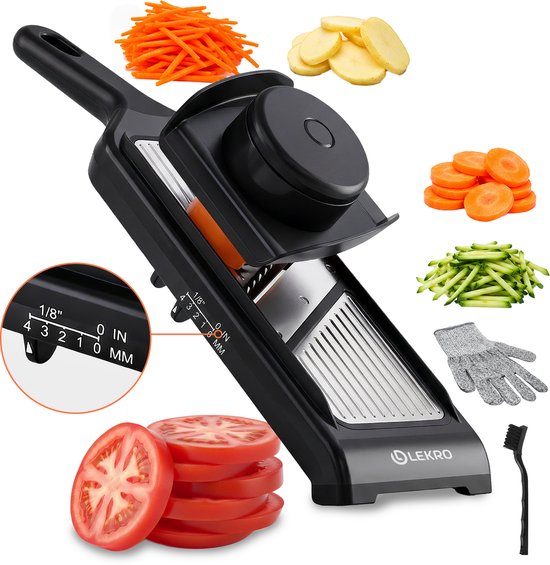 Zwarte mandoline snijder met julienne wortels, plakjes aardappel, wortel, komkommer en tomaat. Inclusief handschoen en borstel.