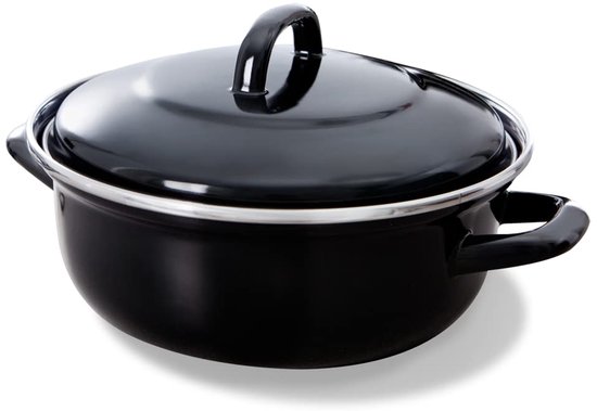 Zwarte braadpan met deksel, voorbereid op inductie.