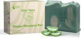 Groene Aleppo shampoo bar met aloe vera, olijfolie en laurierolie. Met stukjes aloe vera ernaast.