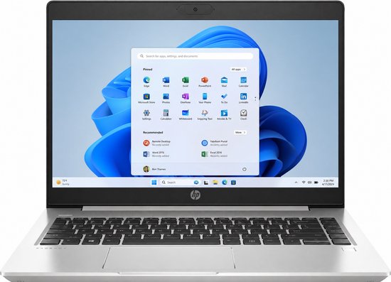 Zilverkleurige HP ProBook laptop met ingeschakeld scherm dat het Windows 11 startmenu toont. Geopend, recht van voren gezien.