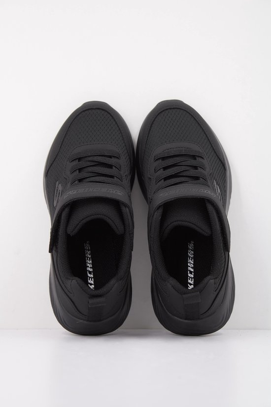 Zwarte Skechers sneakers met klittenband en logo's op de binnenzool.
