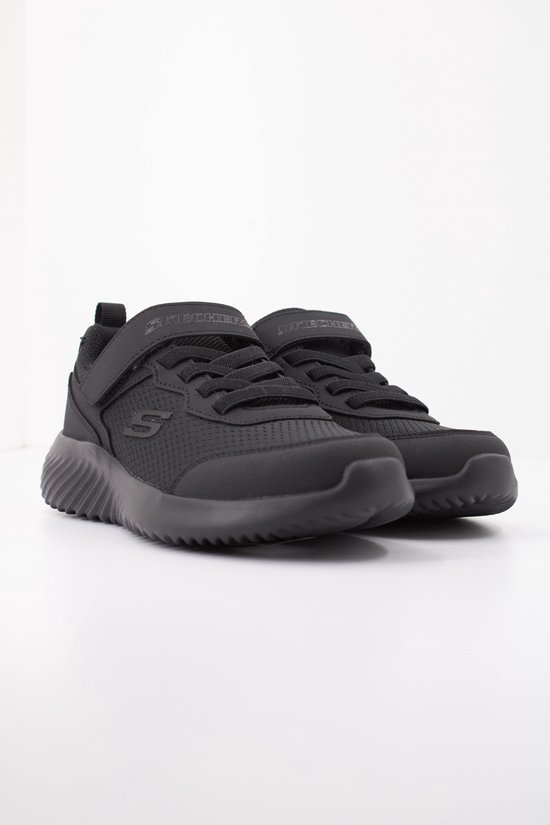 Zwarte Skechers sneakers met klittenband, veters en een golvende zool.