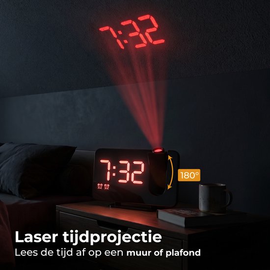 Zwarte digitale wekker met rode tijdprojectie van 7:32 op de muur en een 180° draaibare projector.