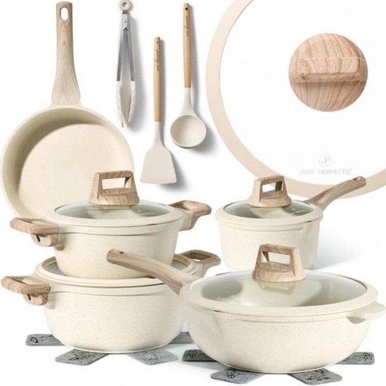 Set de casseroles beige avec des détails en bois et des couvercles en verre, avec ustensiles de cuisine. Texte : JUST PERFECTO.