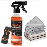 PlateClean kookplaatreiniger fles, schraper en stapel zilveren microvezeldoeken op witte achtergrond.