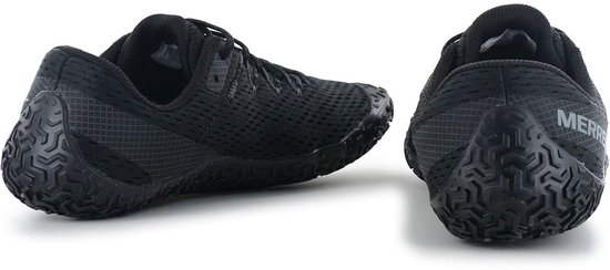Twee zwarte Merrell sportschoenen, achterkant zichtbaar. Gestructureerde zool.