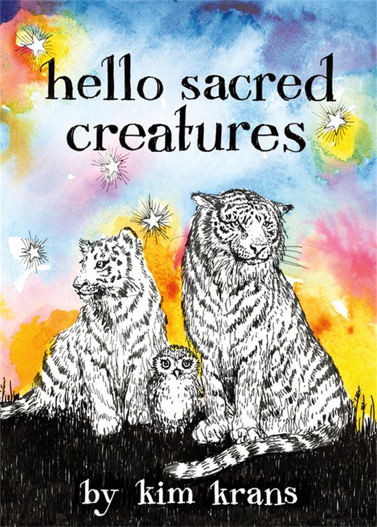 Boekomslag met de tekst 'hello sacred creatures' en illustraties van een tijger, een witte tijger en een uil op een achtergrond van kleurrijke aquarelverf.