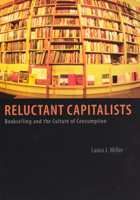 Boek 'Reluctant Capitalists - Bookselling and the Culture of Consumption' door Laura J. Miller, met boekenkasten vol boeken op de achtergrond.