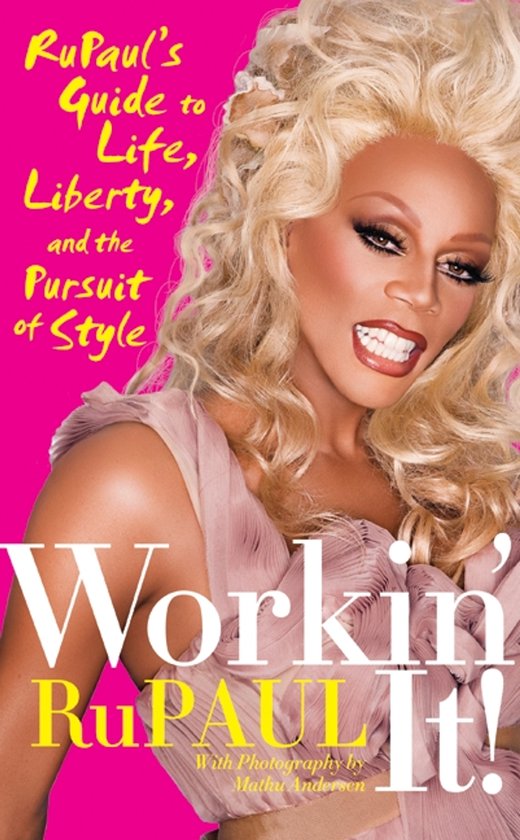 RuPaul met blonde pruik, opgemaakt, in roze jurk. Titel: "Workin' It! RuPaul's Guide to Life, Liberty, and the Pursuit of Style."