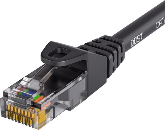 Close-up van een zwarte CAT6 UTP kabel met RJ45 connector.