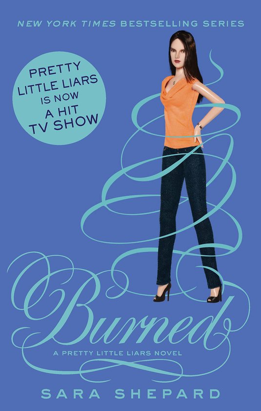 Boekcover van 'Burned', een Pretty Little Liars roman. Een pop staat met de handen in de zij, gekleed in een oranje top en jeans. Links staat een cirkel met tekst over de tv-serie.