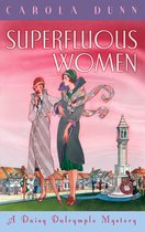 Boekcover 'Superfluous Women' met twee vrouwen in jaren '20 kleding, een monument en dorp op de achtergrond.