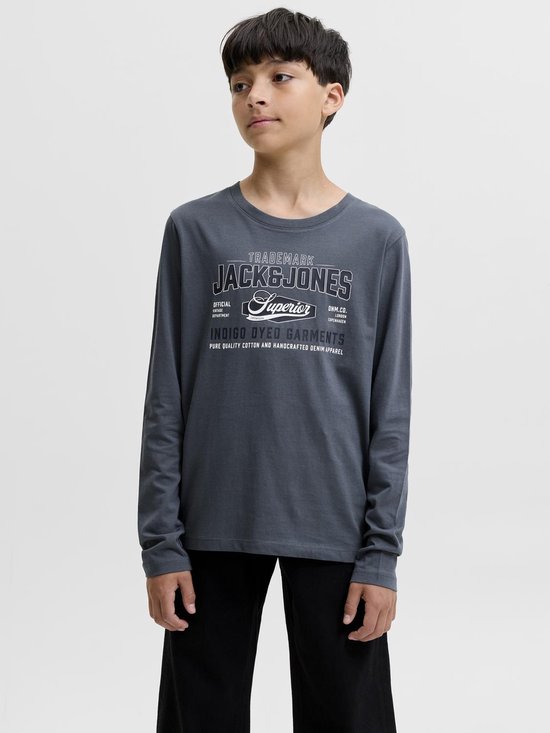 Jongens T-shirt met lange mouwen in donkergrijs met "JACK&JONES Superior Indigo Dyed Garments" print.