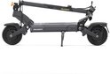 Grijze elektrische scooter van AUSOM, met de stuurkolom ingeklapt over het frame.