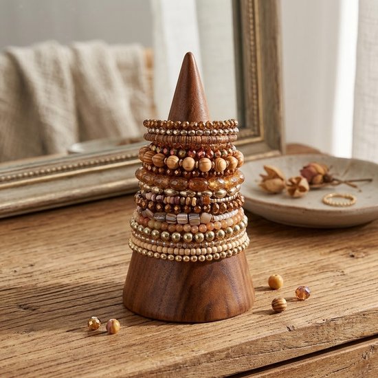 Set van 18 bruine, beige en goudkleurige kralen armbanden op een houten kegelvormige standaard.