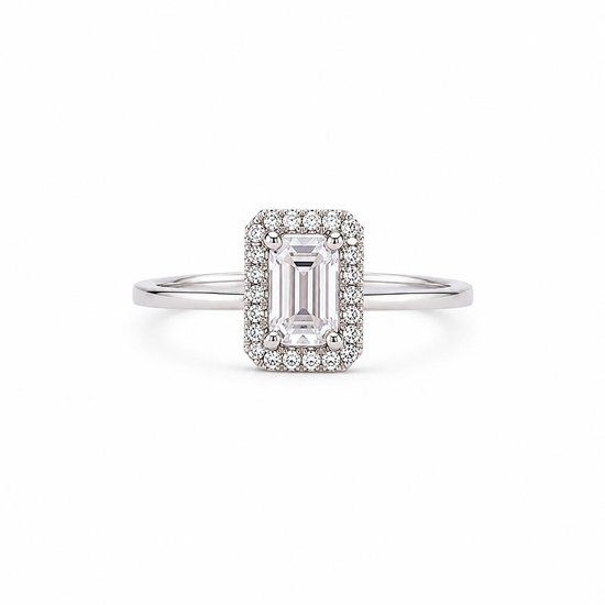 Zilveren ring met een rechthoekige, witte zirkonia steen, omringd door kleinere fonkelende steentjes.