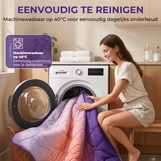 Vrouw met een paarse, roze en oranje gradiënt dekbed naast een open wasmachine.