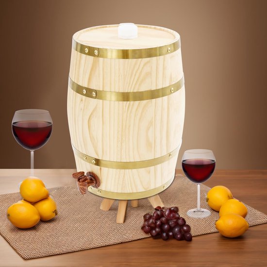 Houten vat met messing banden en een houten kraan, staat op een onderstel met citroenen en druiven.