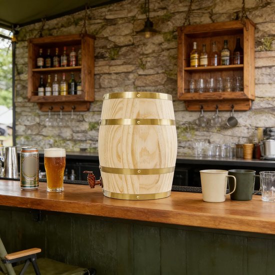 Houten vat met tapkraan op een houten bar met bier en drankjes.