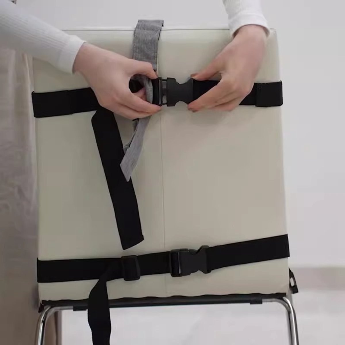 Draagbare Reiskinderstoel – Compact Opvouwbaar – Veiligheidstuigje – Machinewasbaar – Geschikt Voor Stoelen 35 Tot 53 Cm – Geschikt voor baby's van 6 maanden tot 3 jaar – Grijs – foto 5