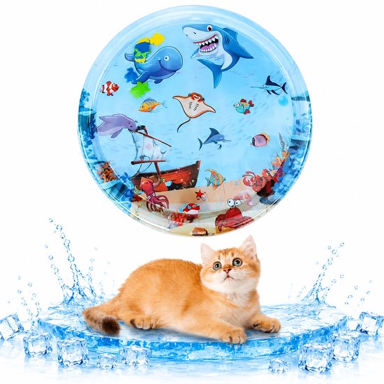 Een gemberkitten ligt op een opblaasbaar waterkussen in de vorm van een mat, met een oceaanprint, omringd door ijs en waterspatten.