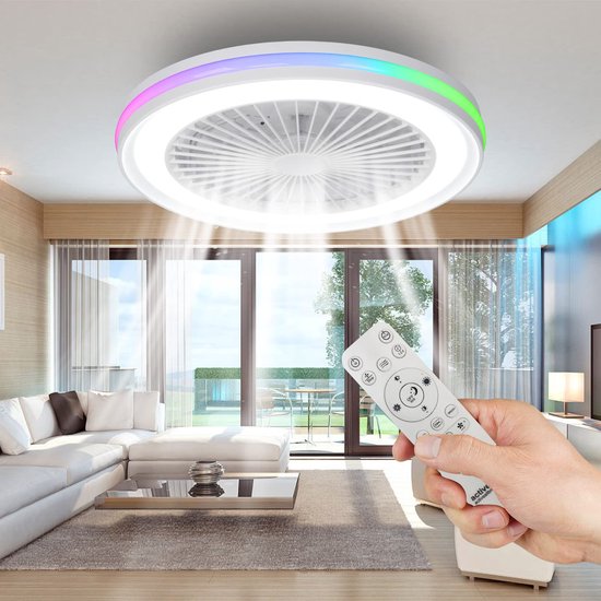 Ventilatorlamp met RGBW-verlichting en ventilator draait, wordt bediend met afstandsbediening in een woonkamer.