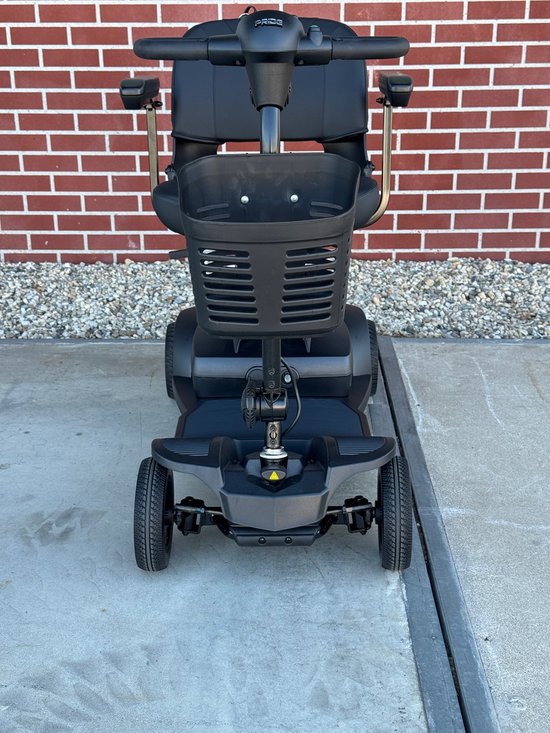 Zwarte opvouwbare scootmobiel, voorkant zichtbaar met mandje en comfortabele zitting.