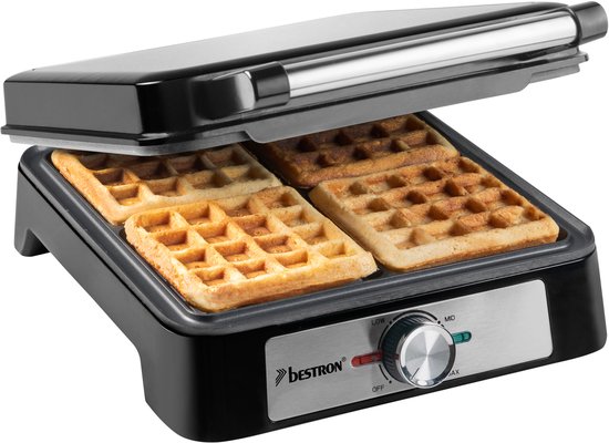 Zwart wafelijzer met vier goudbruine wafels, gesloten, met RVS accenten en draaiknop.