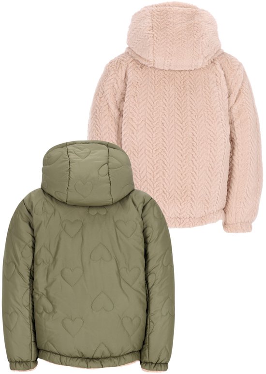 Achterkant van twee kinderjassen. Links een olijfgroene jas met hartjesmotief. Rechts een lichtroze teddy jas.