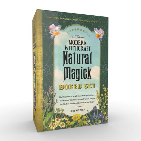 De doos van 'The Modern Witchcraft Natural Magick Boxed Set' heeft een groen, gedecoreerd ontwerp met illustraties van bloemen en kristallen.