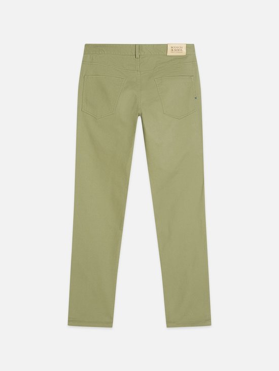 Achterkant van een olijfgroene chino met zakken en logo.