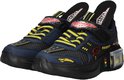Blauwe Skechers sneakers met gele veters, "START ENGINES!" opdruk en lichtgevende zijkant.