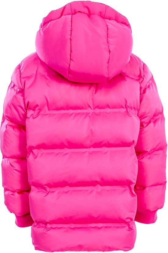Achterkant van een roze pufferjas met capuchon, met horizontale banen.