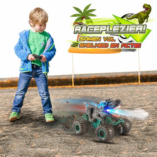 Jongen met afstandsbediening speelt met een dinosaurus RC monster truck die stof opwerpt. Tekst: 'Raceplezier! Samen vol snelheid en actie!'