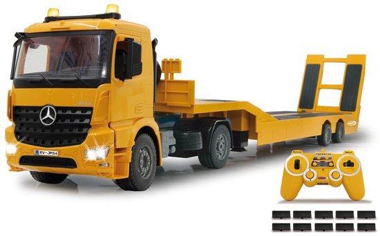 Gele Mercedes-Benz Arocs RC vrachtwagen met platte trailer en afstandsbediening.
