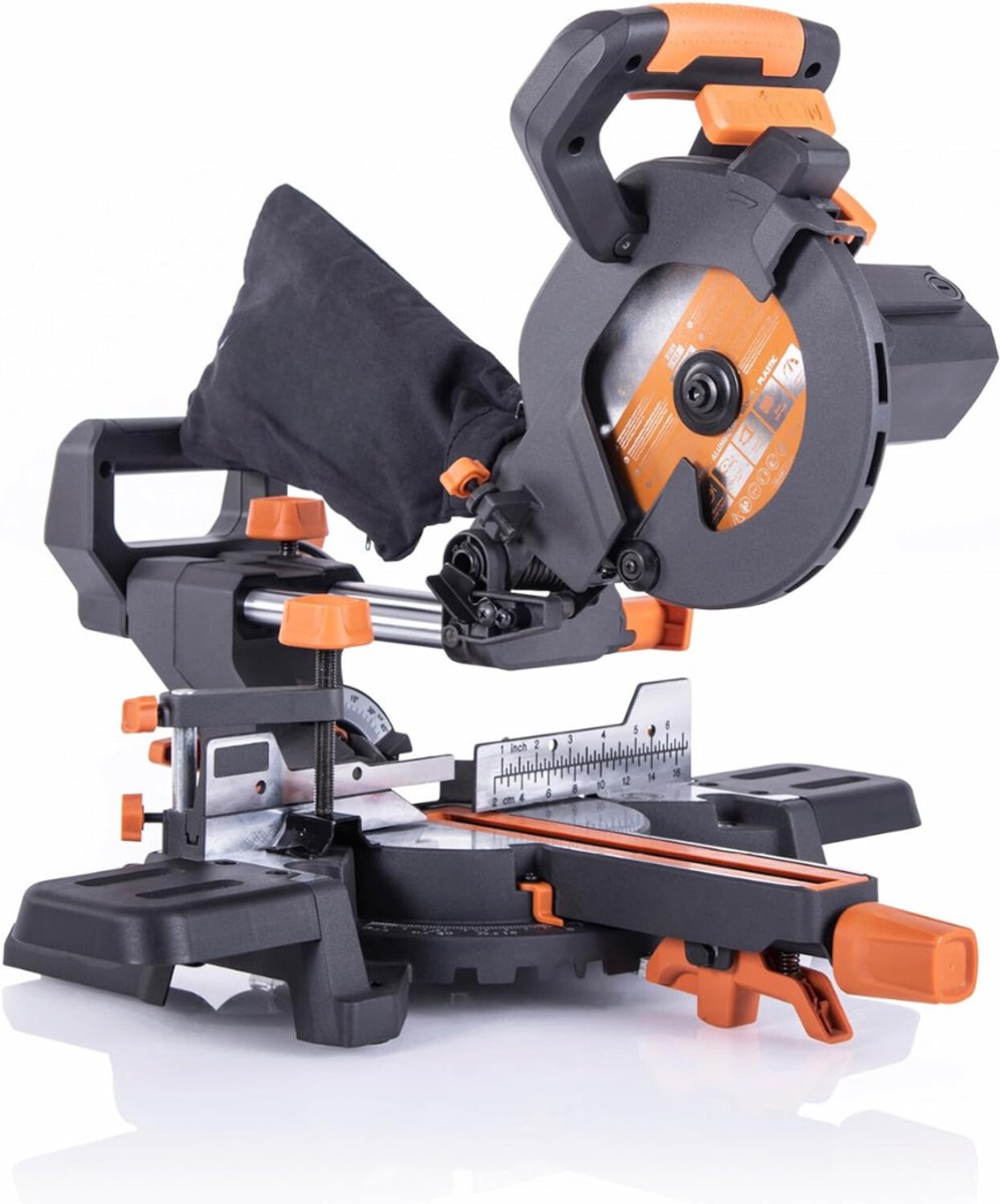 QUOVO® Afkortzaag Met Trekfunctie – 185 mm Afkortzaag En Verstekzaag Met Lasergeleiding - Met Onderstel - Elektrische Zaag incl. Universeel Mes - 45° afstand, 50° verstek - Zwart/Oranje - 32cm x 44cm x 45cm