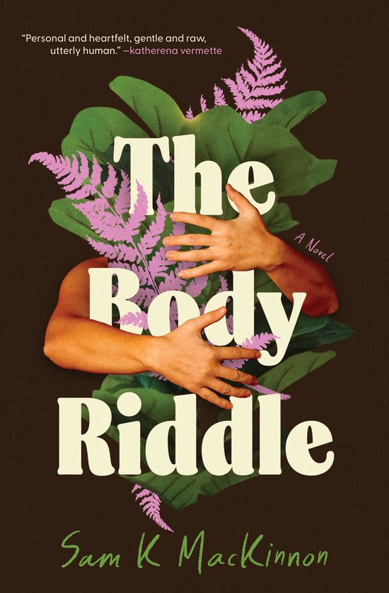 Boek kaft met handen die zich achter de titel 'The Body Riddle' wikkelen, omringd door groene bladeren en paarse varens.