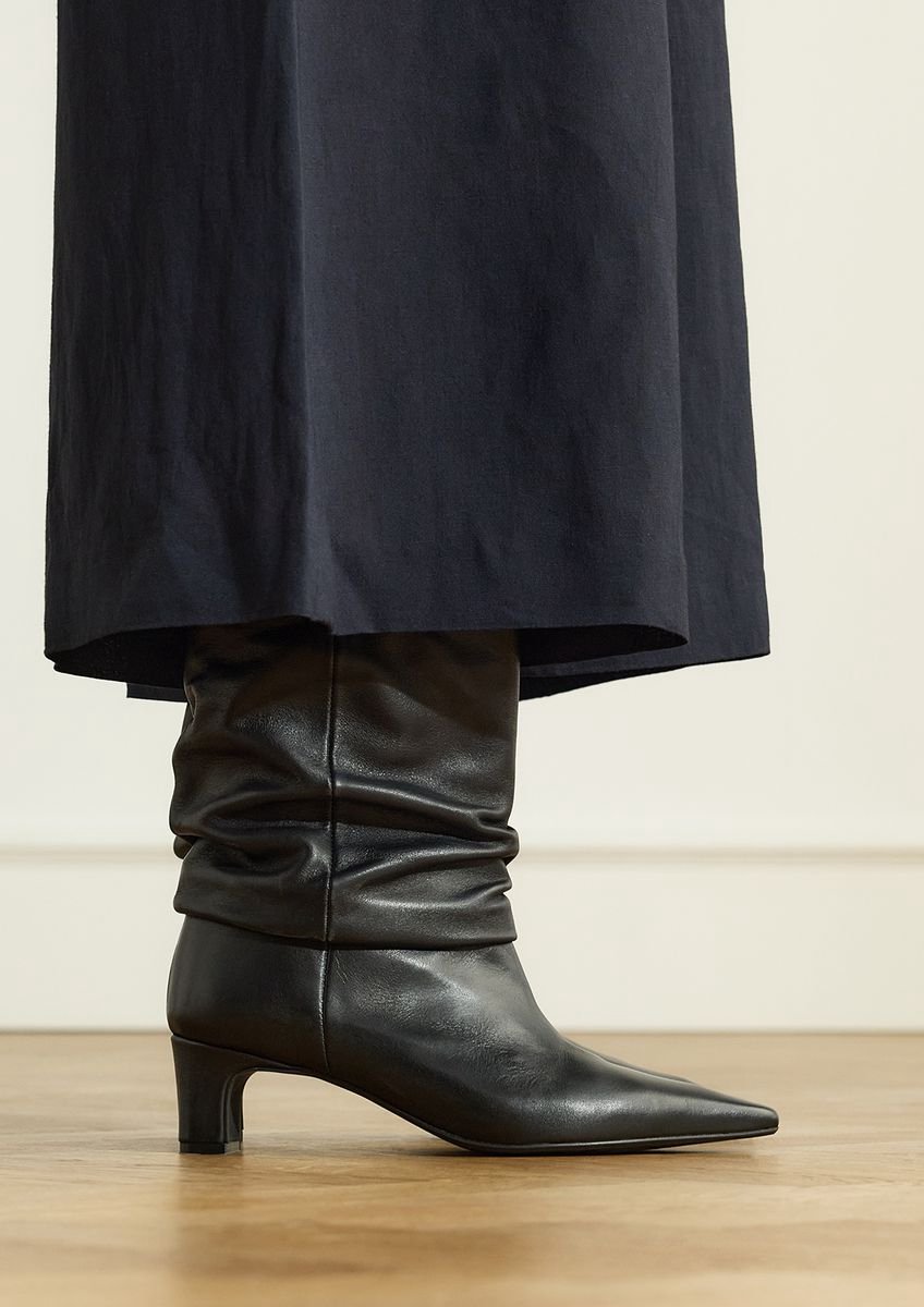 Manfield - Dames - Zwarte leren slouchy enkellaarsjes met hak - Maat 42