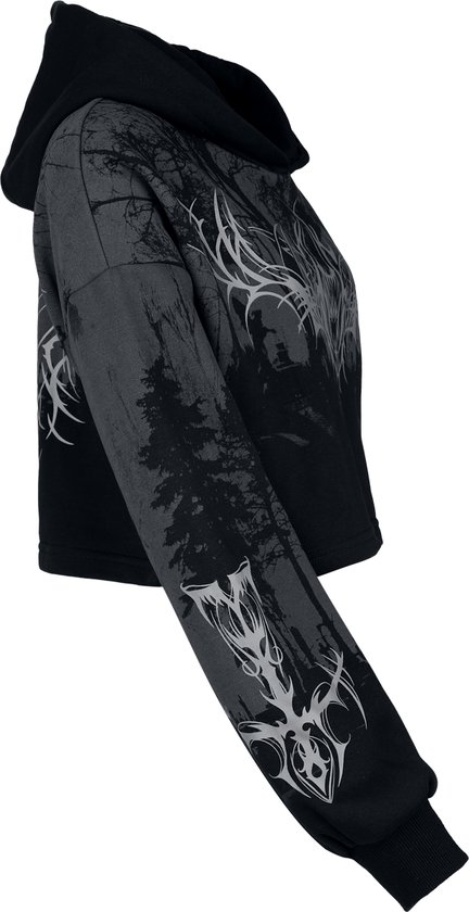 Zwarte crop hoodie met grafische print van een bos en demonische kop. De mouw is zichtbaar.
