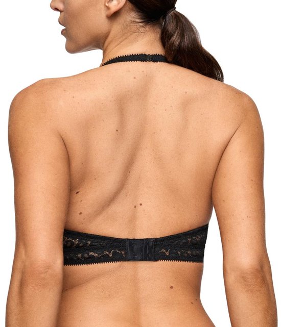 Zicht op de rug van een zwarte kanten halter-bralette met luipaardprint.
