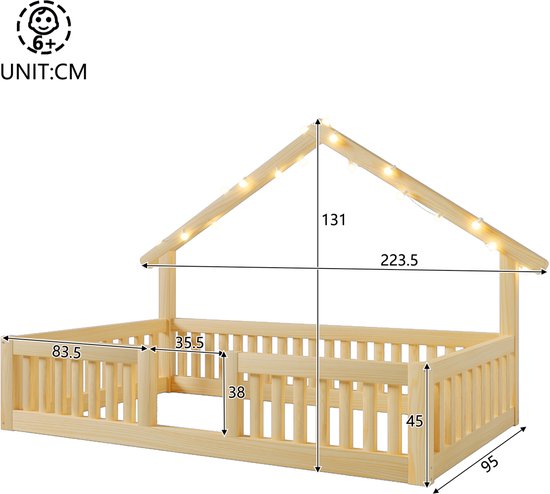 Afmetingen van een houten bedframe in huisvorm met hekjes en lichtslinger.