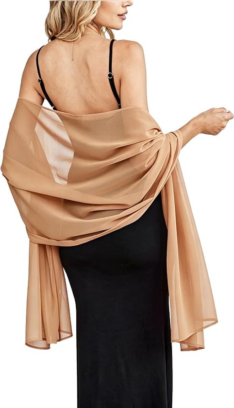 Dames dragen een champagnekleurige chiffon omslagdoek over een zwarte jurk.