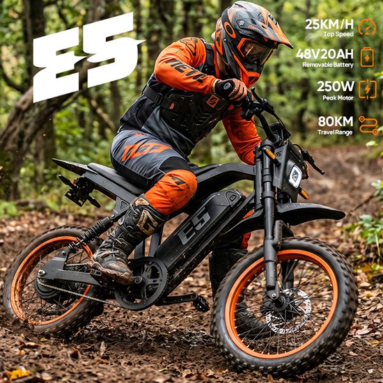 Elektrische fiets met oranje velgen, rijdt op bosgrond. Bestuurder met helm en beschermende kleding. Details: 25KM/H Topsnelheid, 48V20AH Accu, 250W Motor, 80KM Bereik.